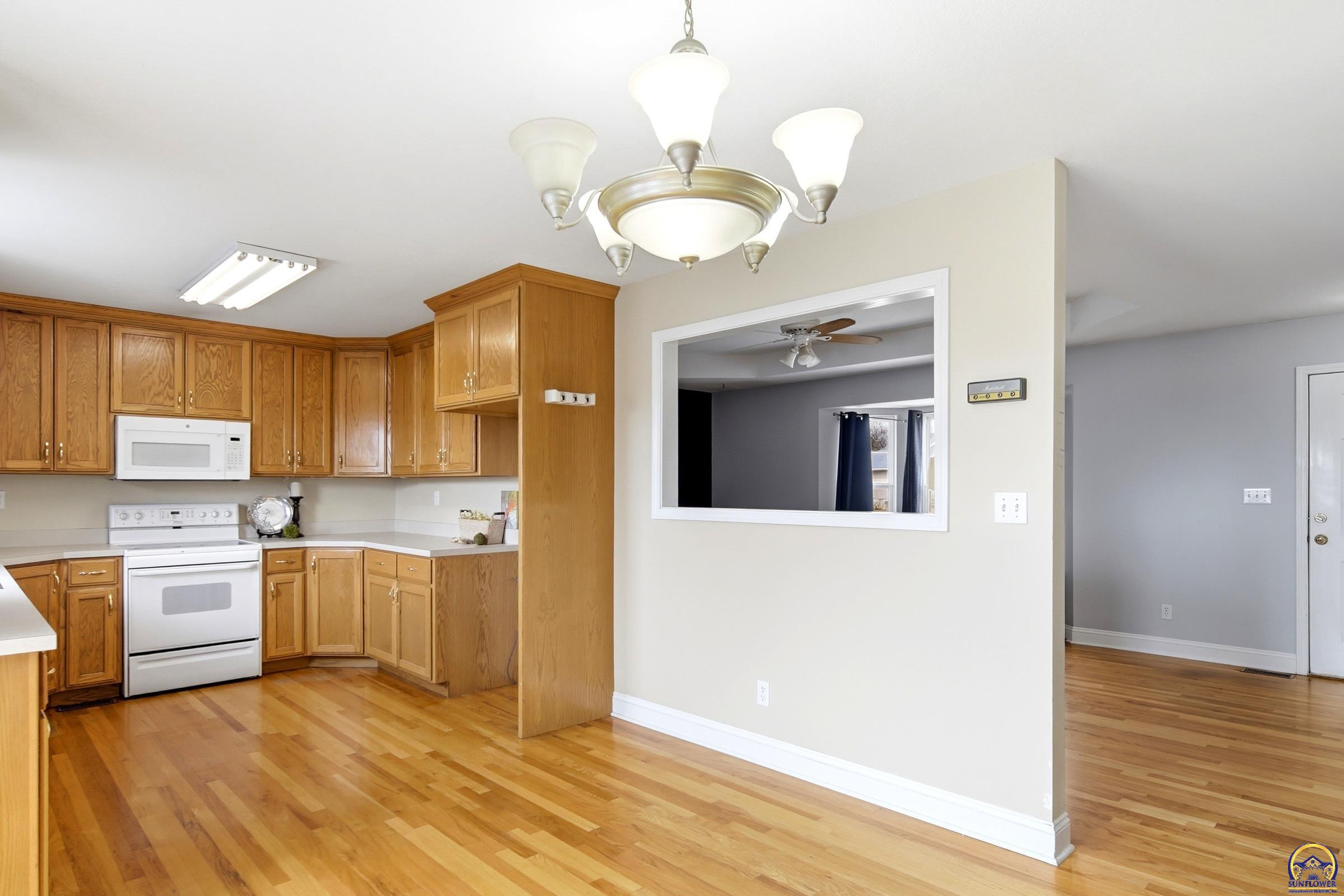 646 Northeast Margo Court Topeka, KS 66617 - Photo 8 of 20