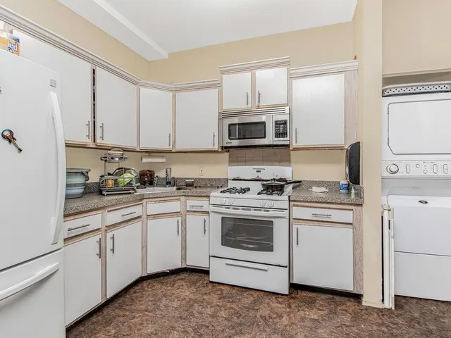 $800,000 | 1568 Bryant Avenue | Crotona Park East