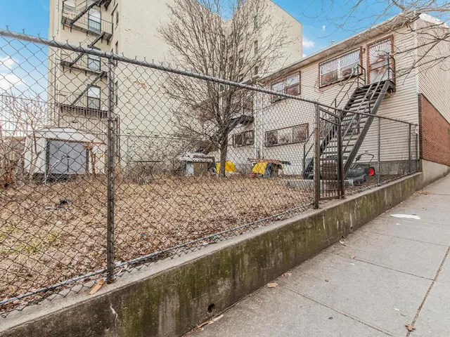 $800,000 | 1568 Bryant Avenue | Crotona Park East