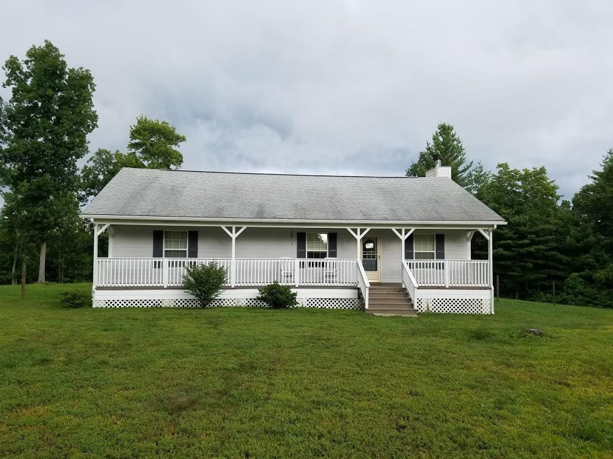 467 Ridge Road Lancing, TN 37770 - Photo 37 of 40 a front view of a house with garden