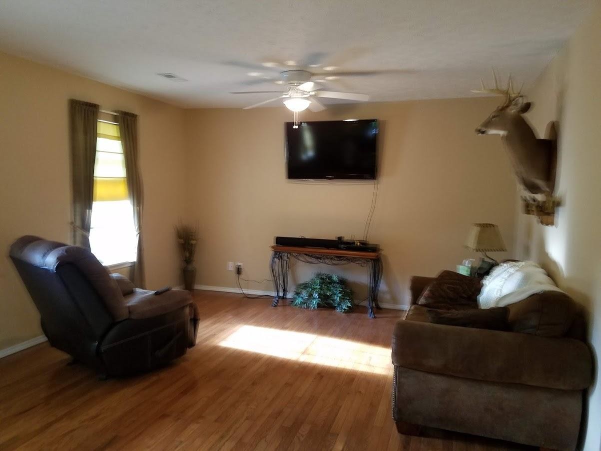 467 Ridge Road Lancing, TN 37770 - Photo 10 of 40 a living room with furniture and a flat screen tv