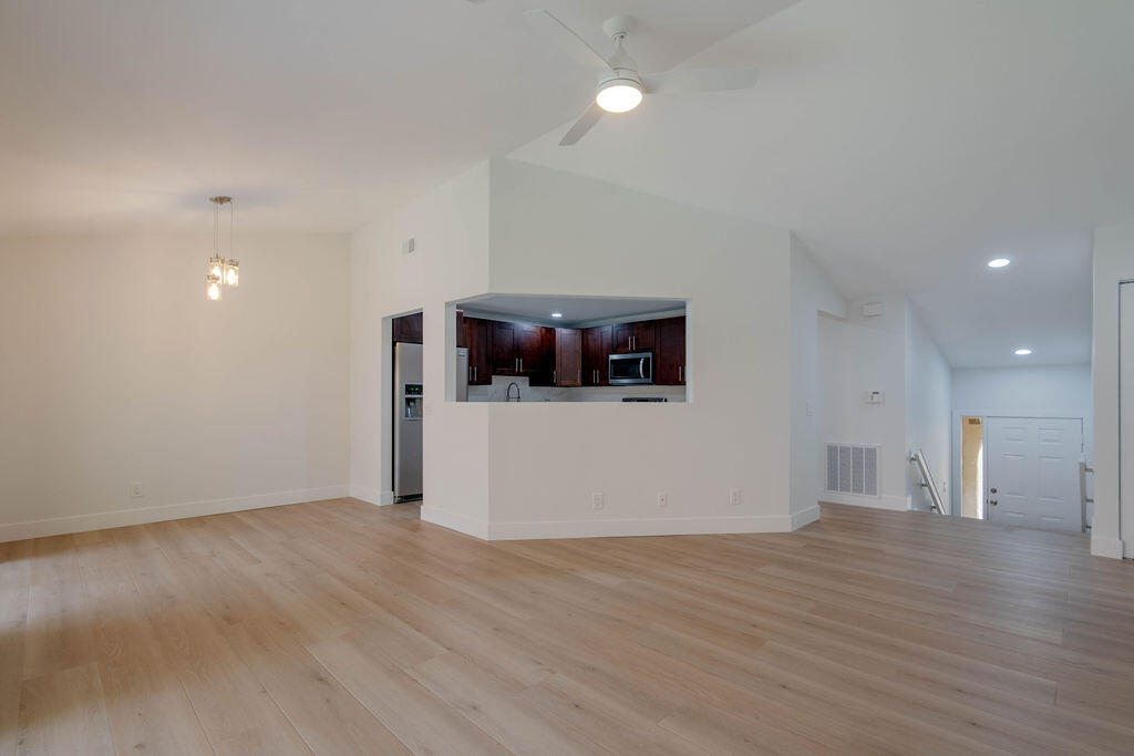 5710 Coach House Circle, Unit G Boca Raton, FL 33486 - Photo 5 of 24 DSC08396