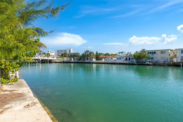 $8,200,000 | 10 South Shore Drive, Miami Beach, FL 33141