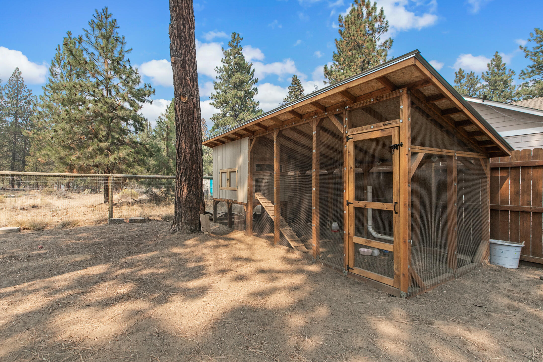 60025 Hopi Road Bend, OR 97702 - Photo 33 of 44 Chicken coop
