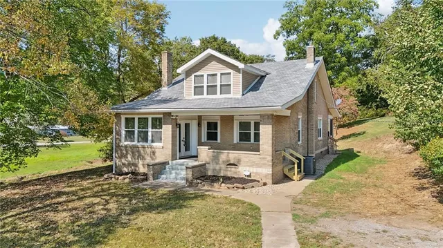 a view of a yard in front of house