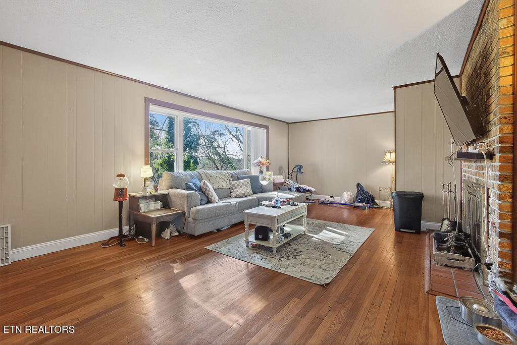 109 East Pasadena Road Oak Ridge, TN 37830 - Photo 15 of 33 Large Living Room