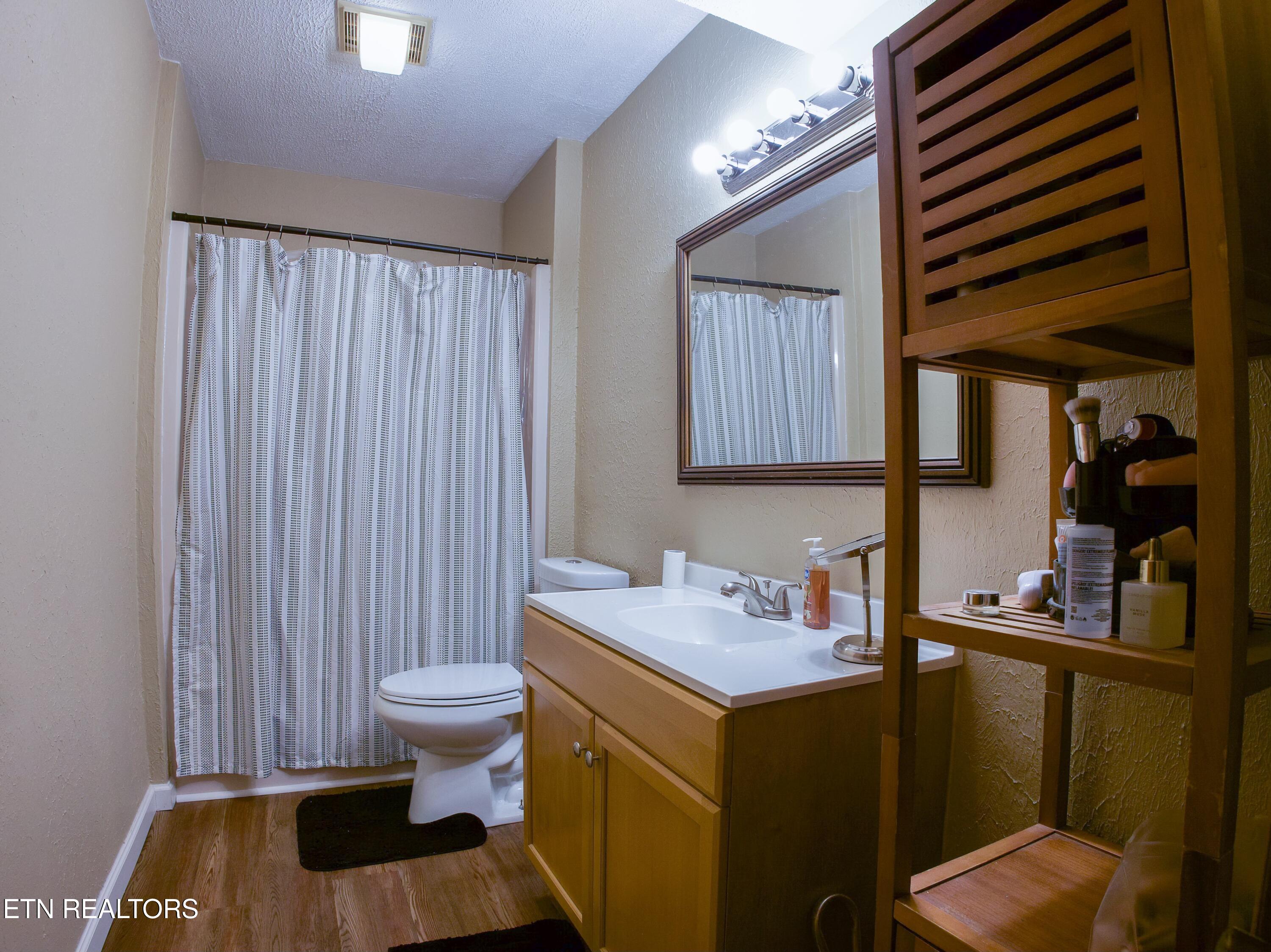 109 East Pasadena Road Oak Ridge, TN 37830 - Photo 20 of 33 Guest/Hall Bath