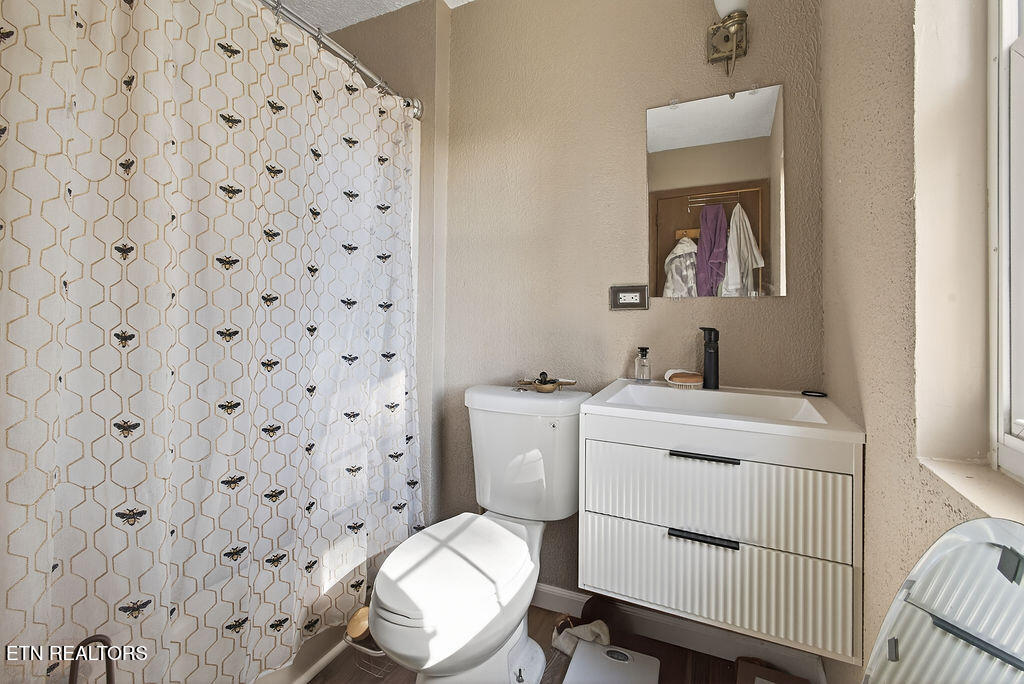 109 East Pasadena Road Oak Ridge, TN 37830 - Photo 25 of 33 Primary Bath, Ensuite