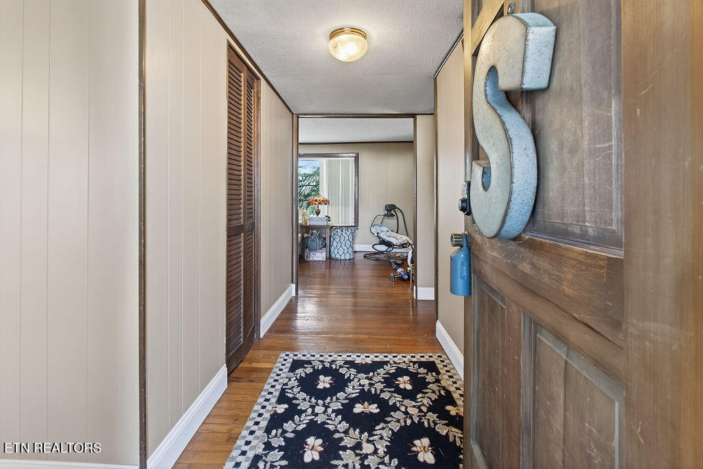 109 East Pasadena Road Oak Ridge, TN 37830 - Photo 4 of 33 Entry Foyer