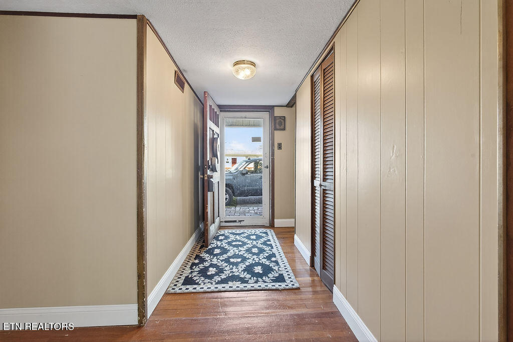 109 East Pasadena Road Oak Ridge, TN 37830 - Photo 5 of 33 Foyer