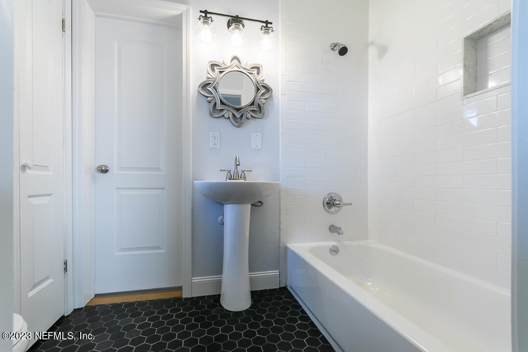 905 Waterman Road South Jacksonville, FL 32207 - Photo 15 of 19 a bathroom with a bathtub