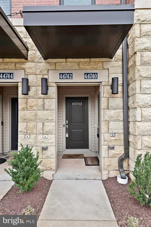 $3,495 | 44742 Tiverton Square, Ashburn, VA 20147
