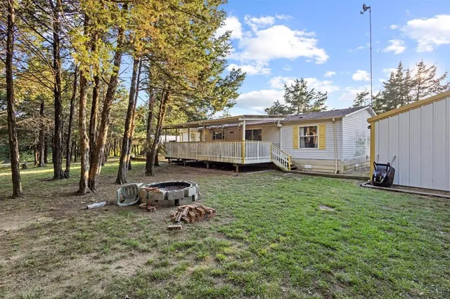 a view of yard with green space