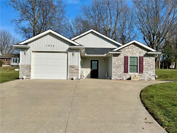 $220,000 | 1905 Cedar Street, Higginsville, MO 64037
