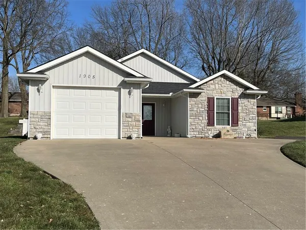 $220,000 | 1905 Cedar Street, Higginsville, MO 64037