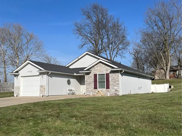 $220,000 | 1905 Cedar Street, Higginsville, MO 64037
