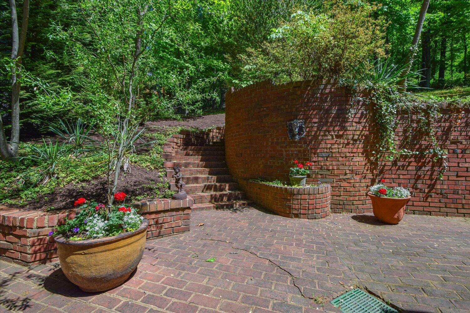 2412 Robin Hood Road Southeast Roanoke, VA 24014 - Photo 54 of 59 a view of a backyard with sitting area