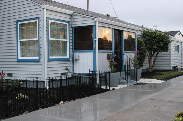 a view of a house with backyard and porch