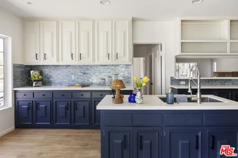 $1,399,000 | 1561 Carmona Avenue, Los Angeles, CA 90019