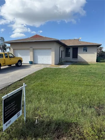 a view of a house with back yard