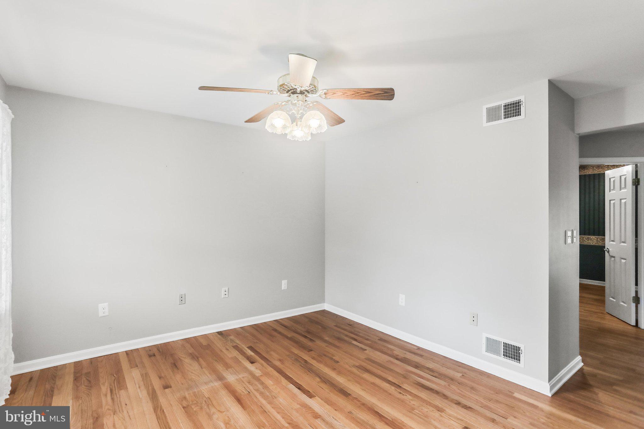 140 White Road Gettysburg, PA 17325 - Photo 11 of 59 Living room