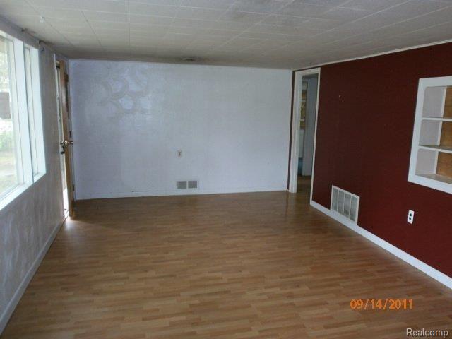 1894 Weir Road Walled Lake, MI 48390 - Photo 7 of 9 LIVINGROOM