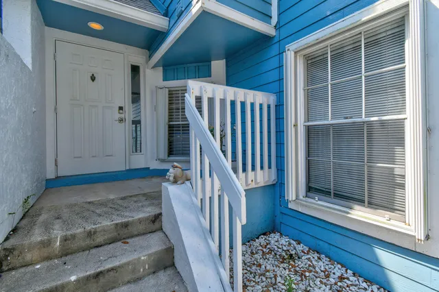 a view of entryway and hall