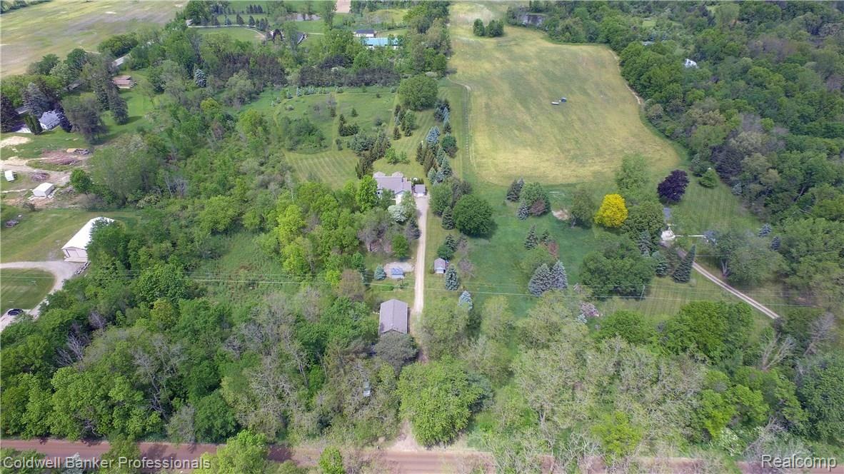 305 East Rattalee Lake Road Holly, MI 48442 - Photo 7 of 38 DJI_0025.jpg