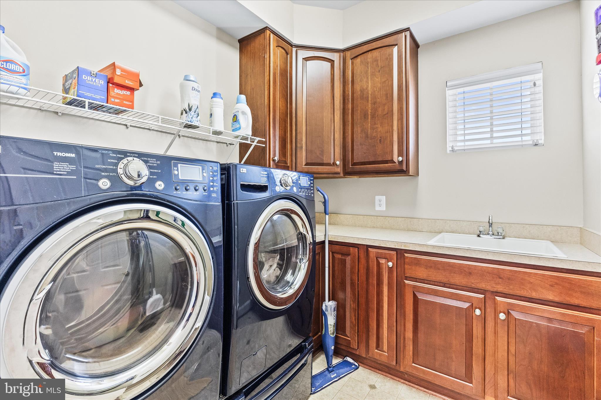 40 Fawn Hill Road Hanover, PA 17331 - Photo 33 of 99 a utility room with sink dryer and washer