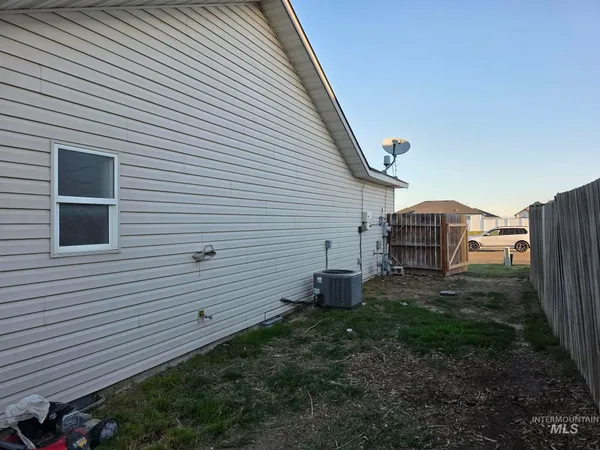 $329,900 | 929 22nd Avenue East, Jerome, ID 83338