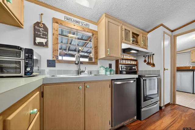 a view of a livingroom with furniture hardwood floor and a ceiling fan