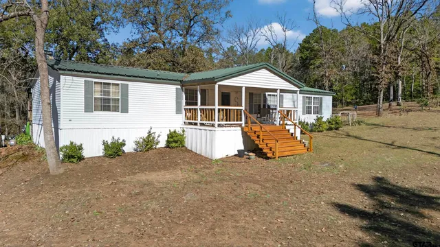 a view of a house with backyard