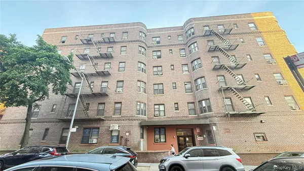 $358,000 | 8306 Vietor Avenue, Unit 1O | Elmhurst
