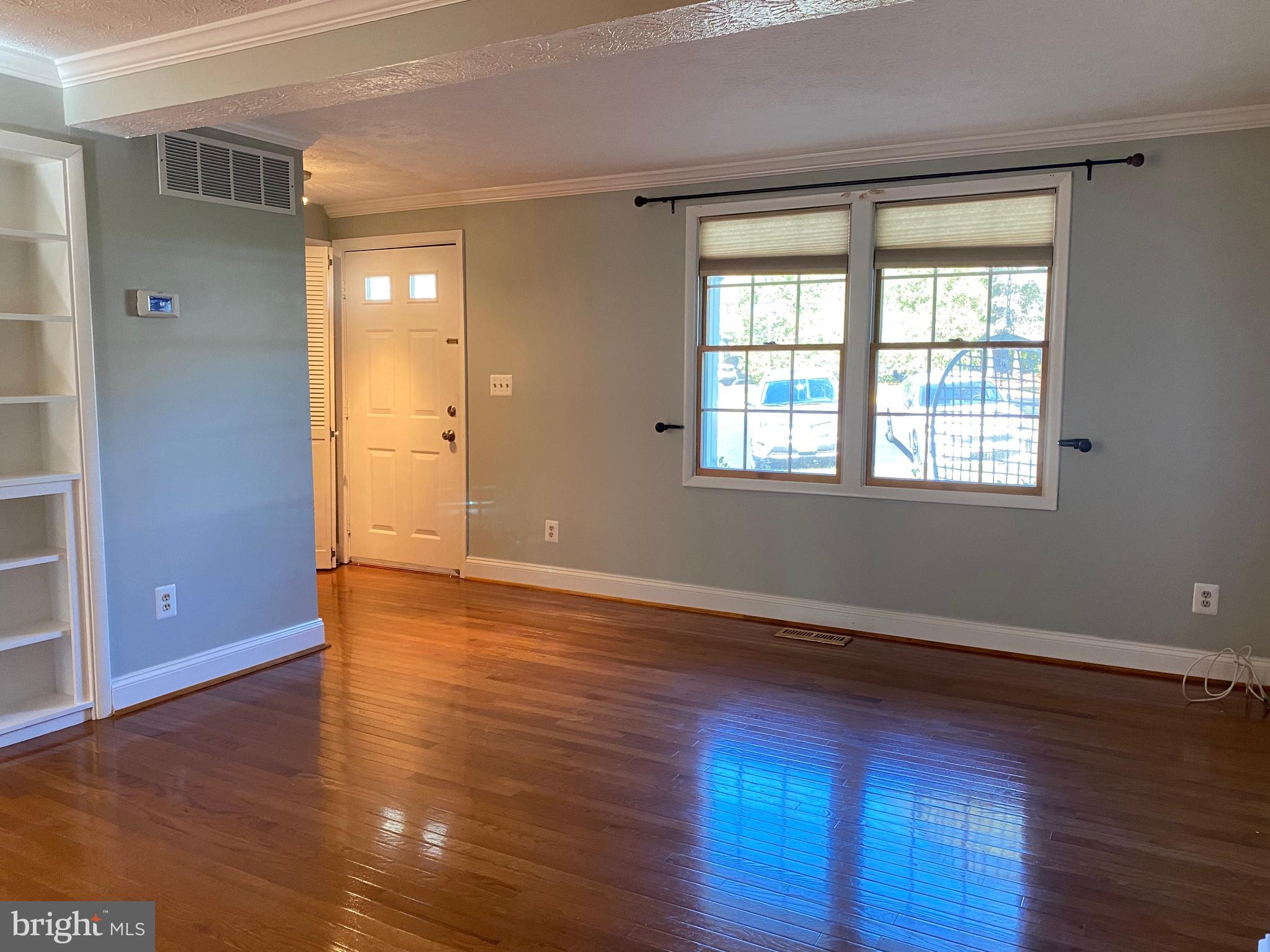 1666 Barnstead Drive Reston, VA 20194 - Photo 9 of 51 Living room