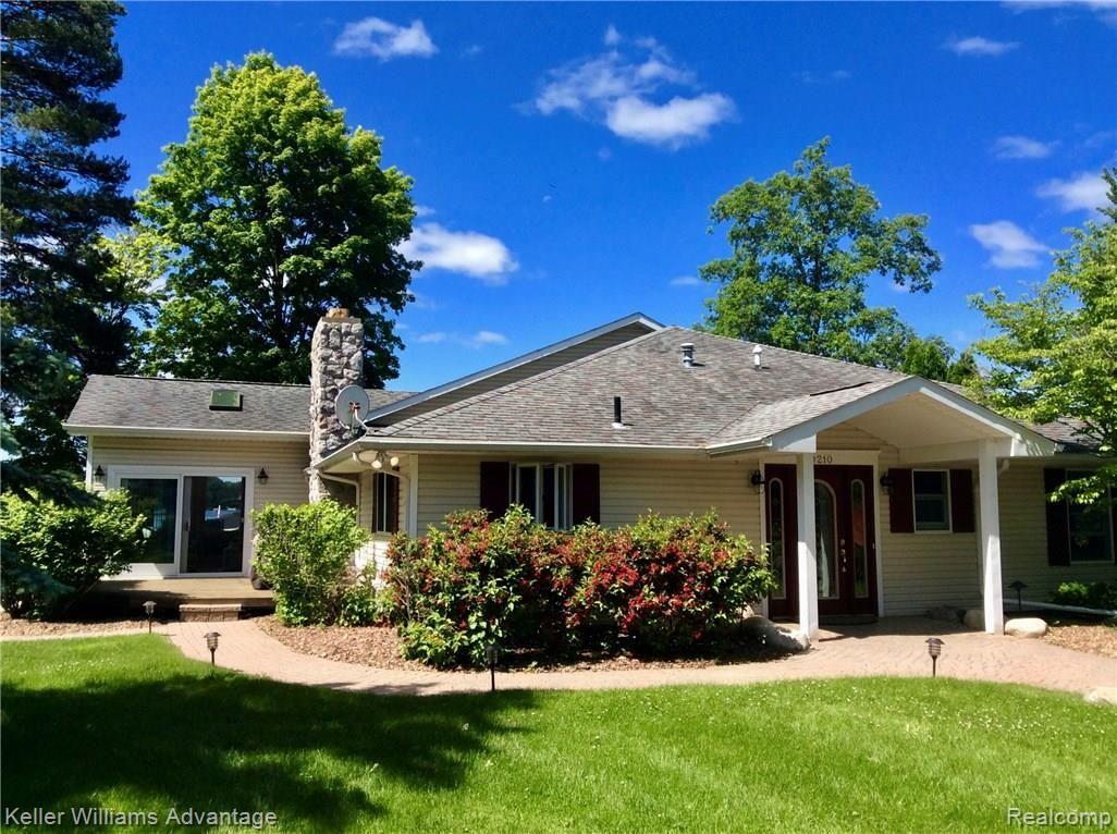 10210 Buhl Road Pinckney, MI 48169 - Photo 2 of 41 fullsizeoutput_45bc.jpeg