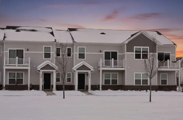 $2,850 | 4303 Chelsea Mnr Circle, Aurora, IL 60504