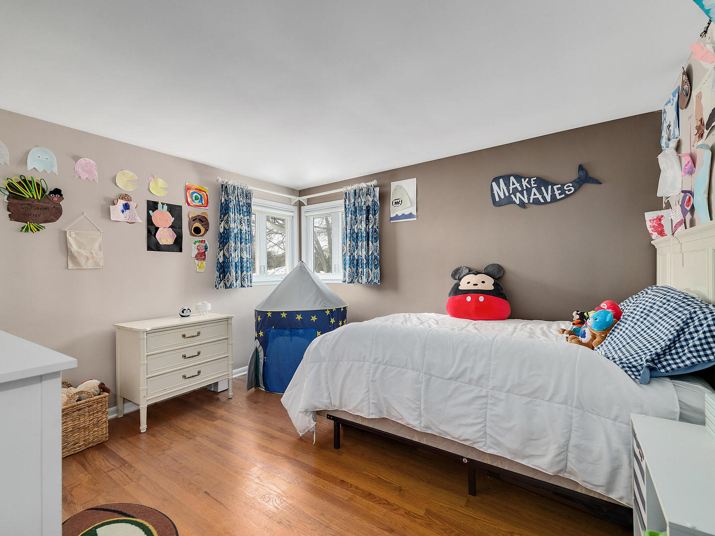 1340 Oak Street Western Springs, IL 60558 - Photo 18 of 25 a bedroom with a bed and a window