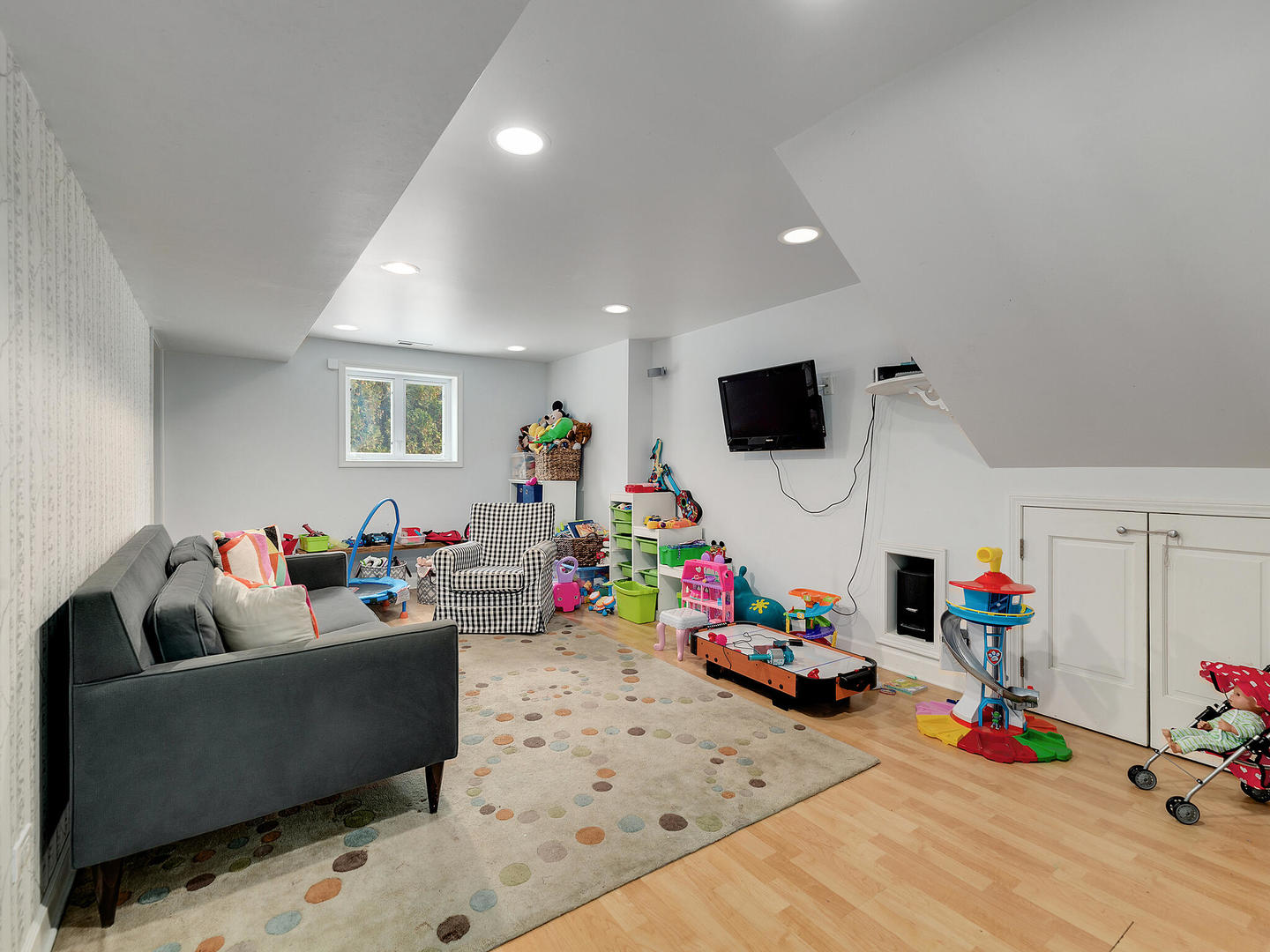 1340 Oak Street Western Springs, IL 60558 - Photo 19 of 25 a living room with furniture and a flat screen tv