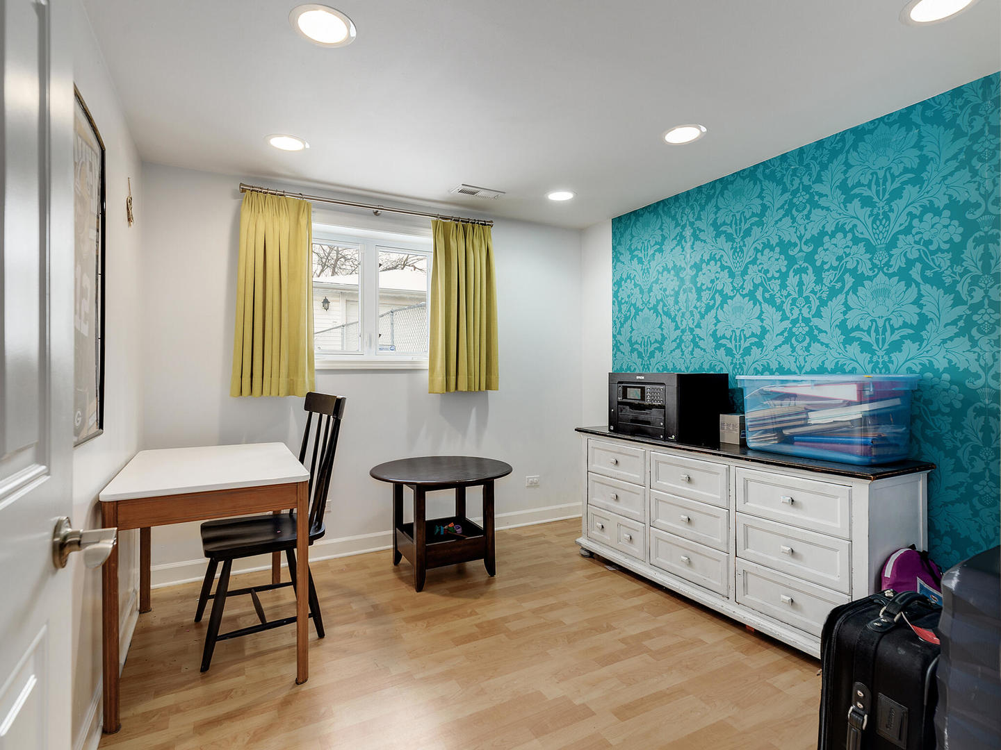 1340 Oak Street Western Springs, IL 60558 - Photo 20 of 25 a living room with furniture and a flat screen tv