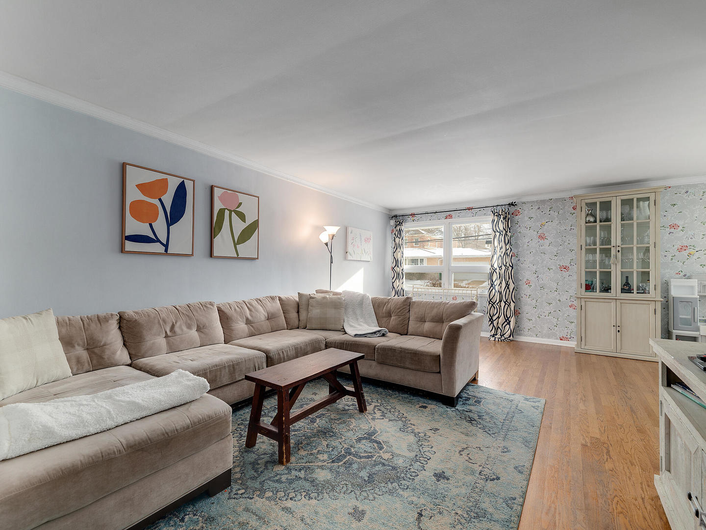 1340 Oak Street Western Springs, IL 60558 - Photo 4 of 25 a living room with furniture and a couch