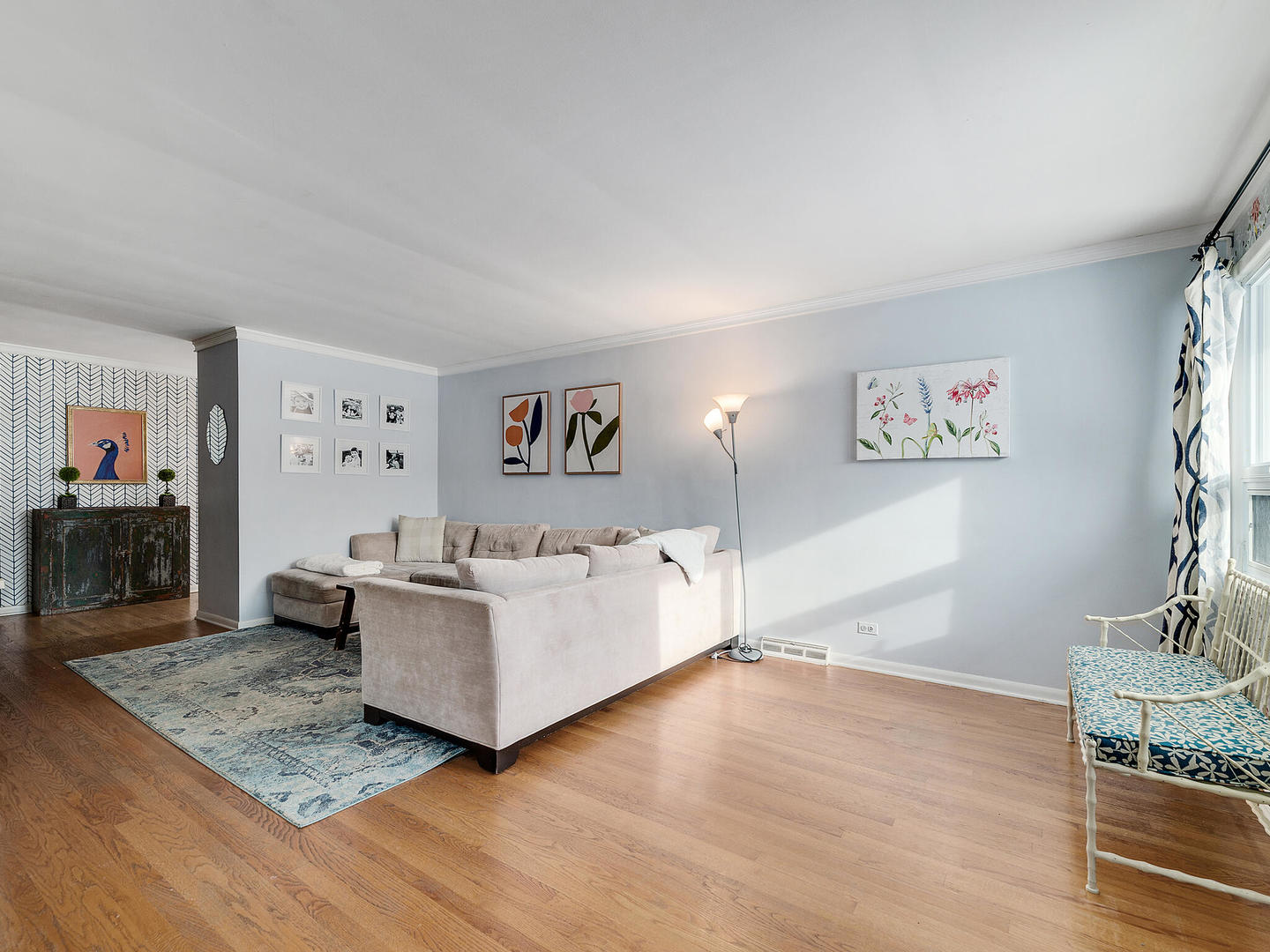 1340 Oak Street Western Springs, IL 60558 - Photo 6 of 25 a living room with furniture and wooden floor