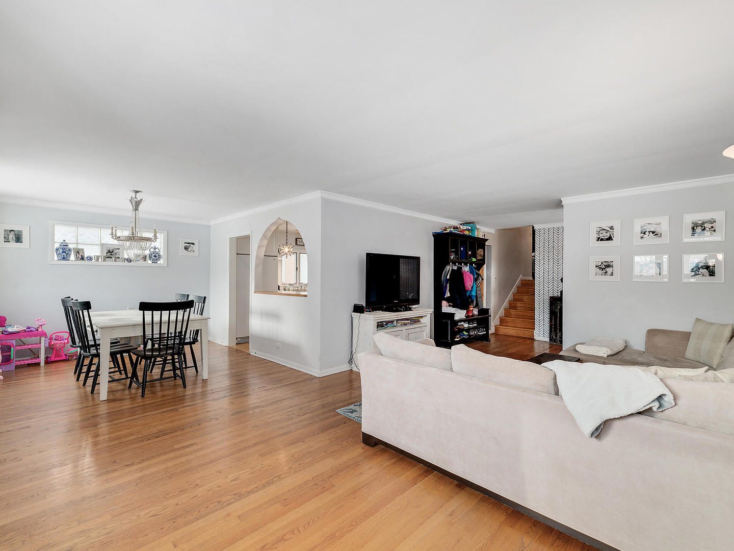 1340 Oak Street Western Springs, IL 60558 - Photo 7 of 25 a living room with furniture and a flat screen tv