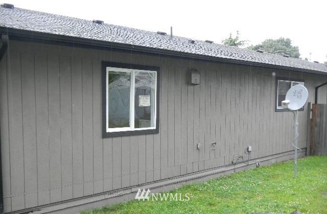 666 Index Place Northeast Renton, WA 98056 - Photo 10 of 11 a backyard of a house
