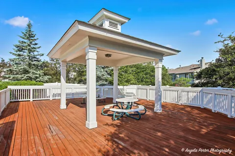 $300,000 | 2886 Falling Waters Lane, Lindenhurst, IL 60046