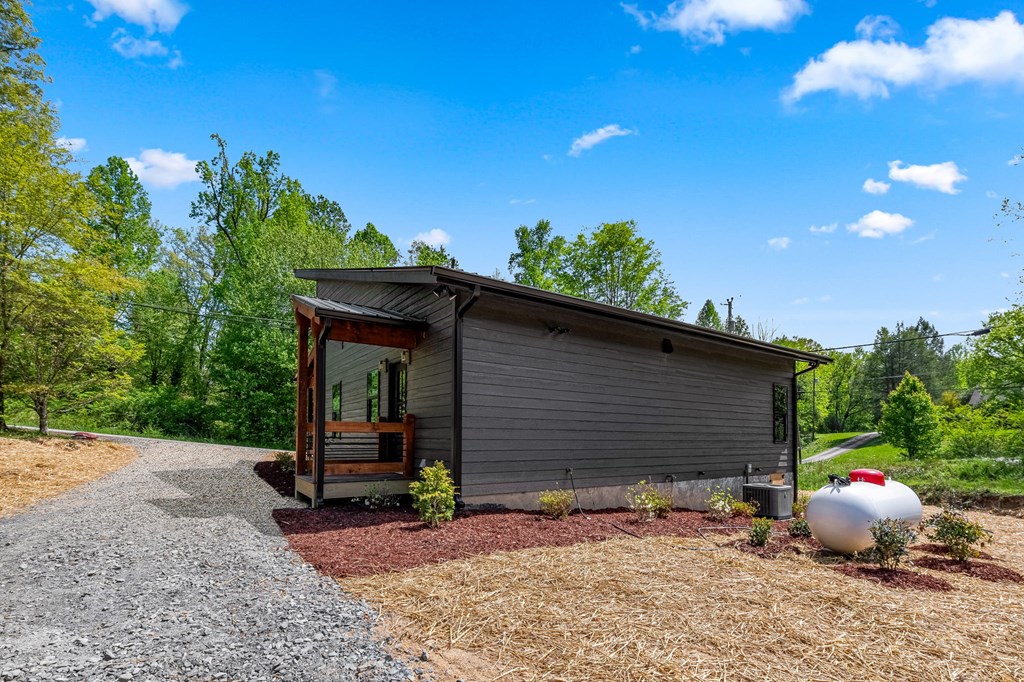 168 Ewing Street Blue Ridge, GA 30513 - Photo 5 of 46