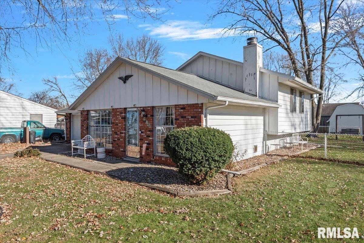 1828 Stanhope Road Springfield, IL 62702 - Photo 3 of 28