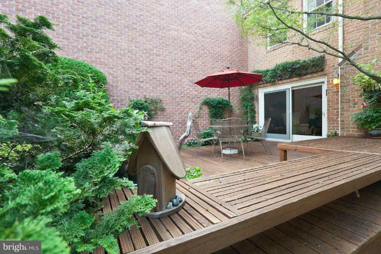 6617 Weymouth Road Baltimore, MD 21212 - Photo 29 of 30 a view of a chairs and table in the patio