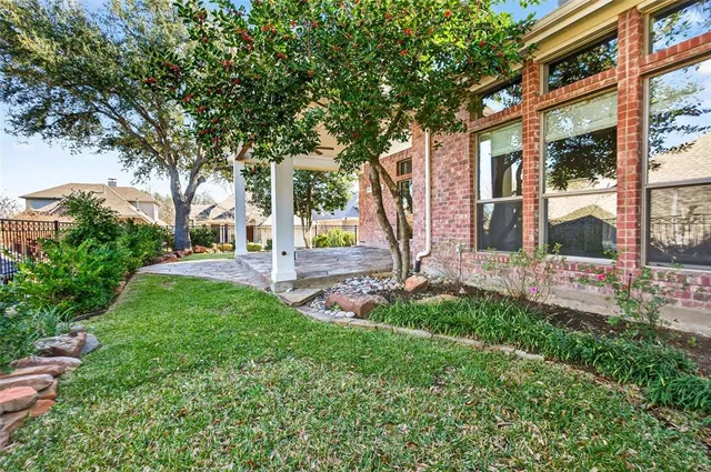 a view of a house with backyard and sitting area