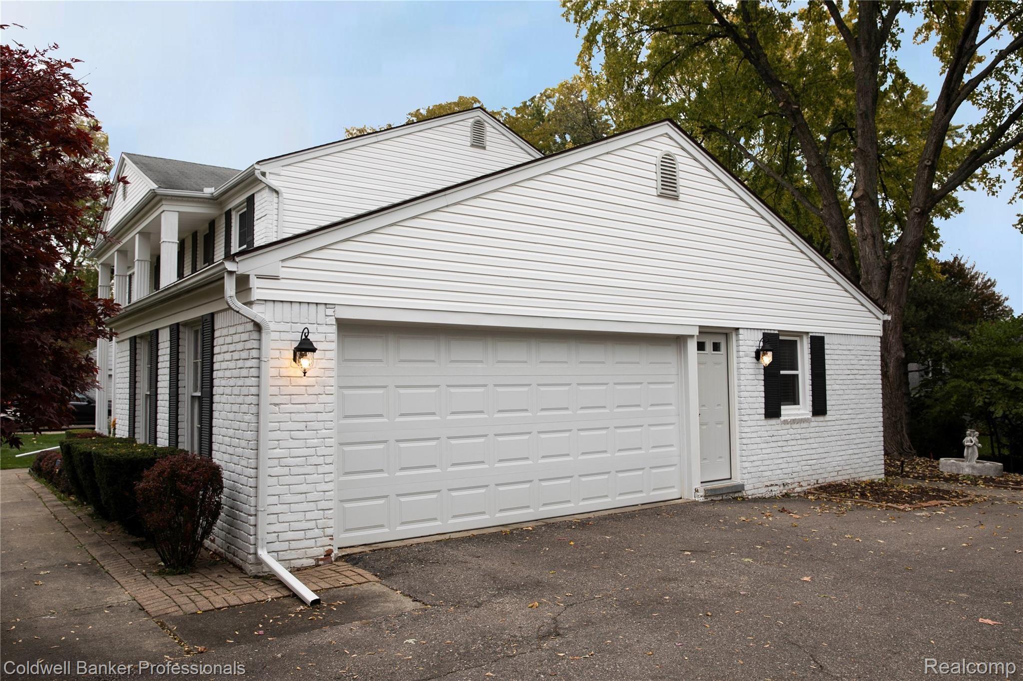930 Great Oaks Boulevard Rochester, MI 48307 - Photo 24 of 29 Maintenance free brick and siding.