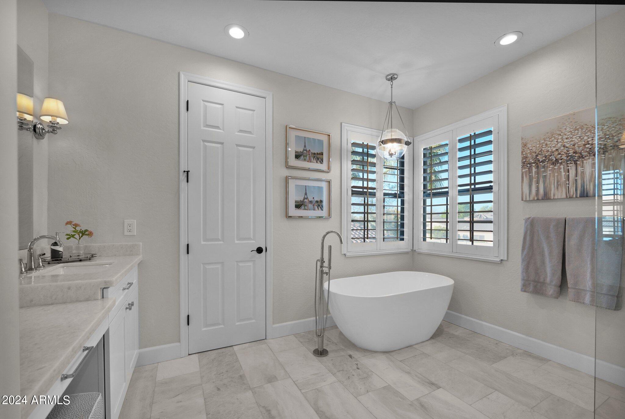 2517 South Constellation Way Gilbert, AZ 85295 - Photo 52 of 105 a spacious bathroom with a tub and sink
